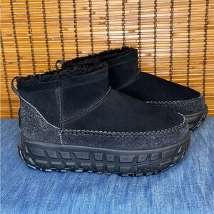 UGG Venture Daze Ultra Mini Boot Black All Gender Textured Sole